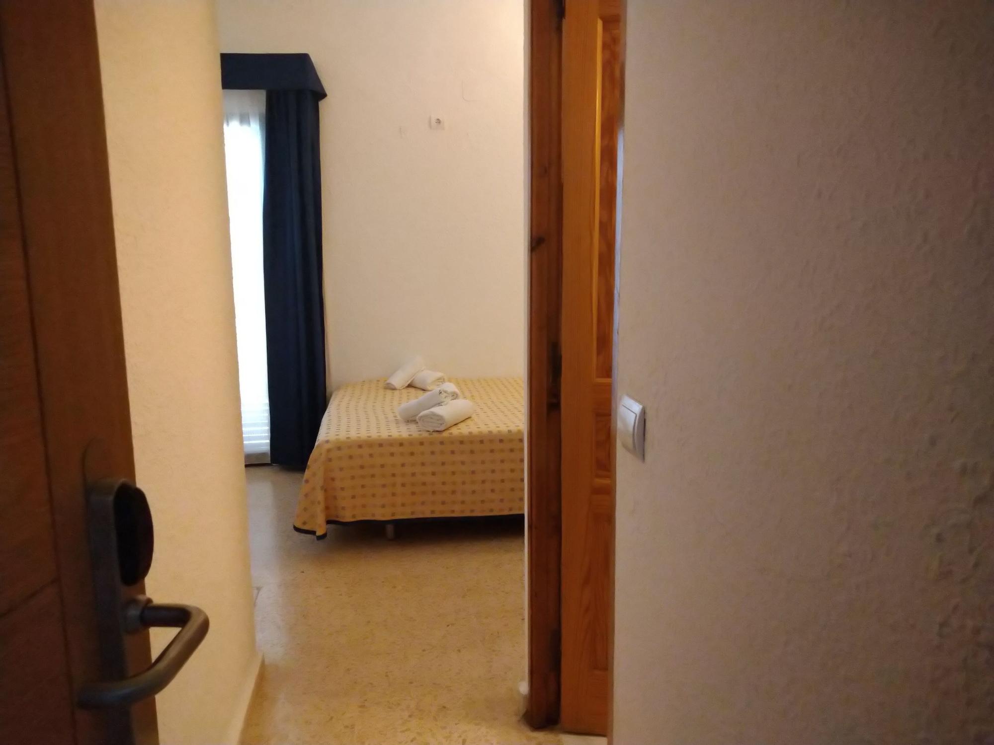 Hotel Roca Bella Es Pujols Bagian luar foto