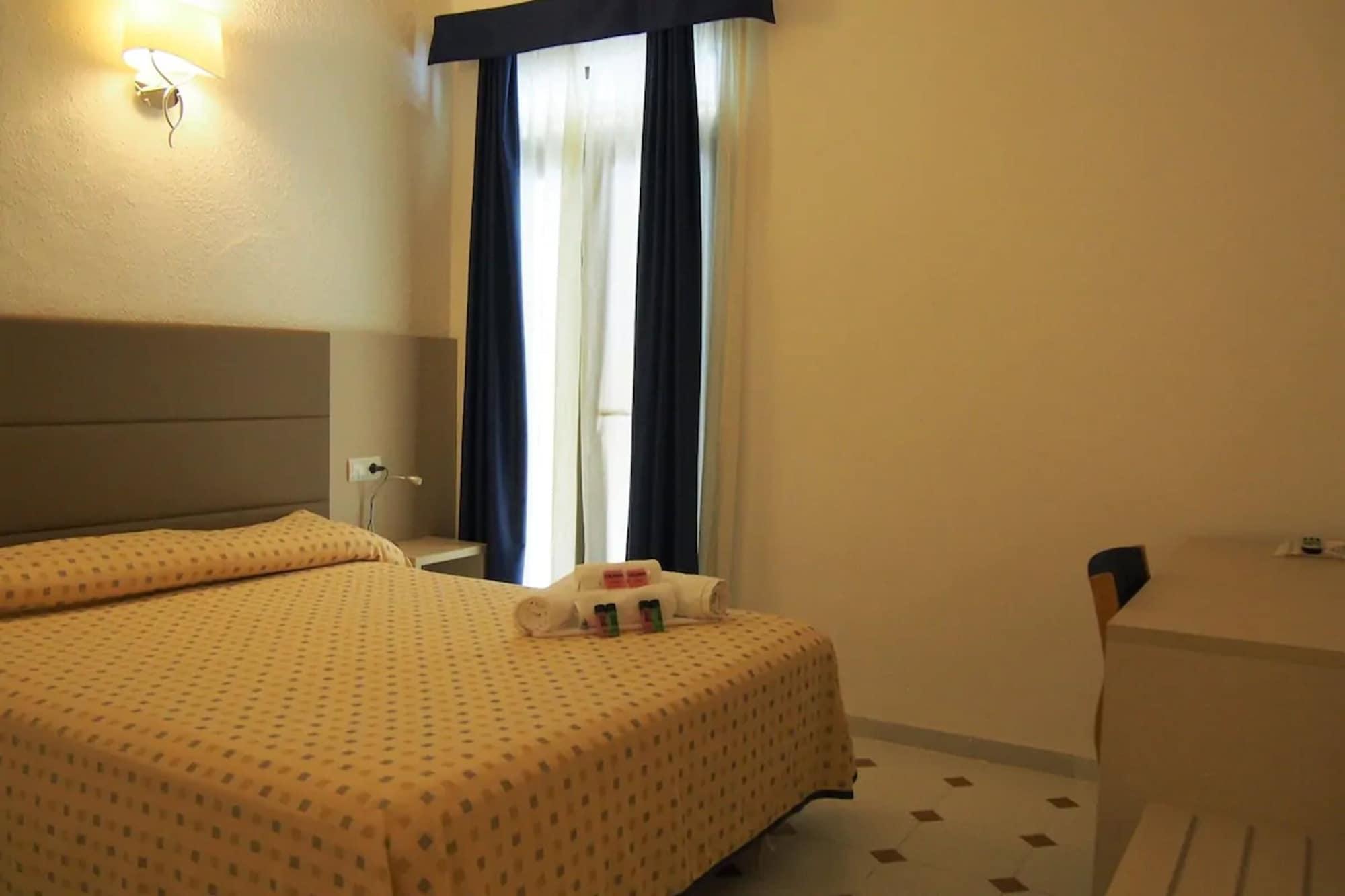 Hotel Roca Bella Es Pujols Bagian luar foto