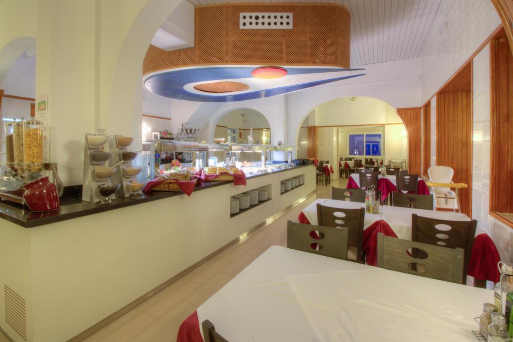 Hotel Roca Bella Es Pujols Bagian luar foto